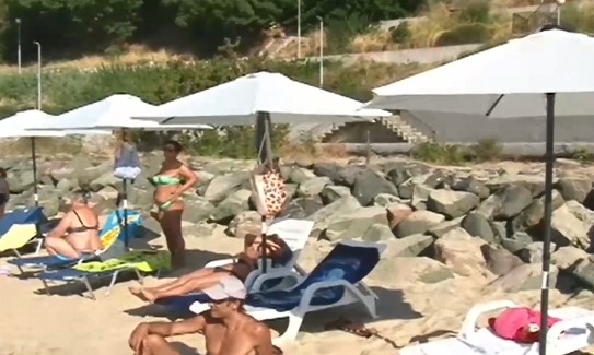 Туристи и хотелиер в спор за нов плаж в Несебър